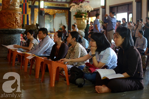 Rằm tháng Giêng, các chùa lớn ở Sài Gòn đông nghẹt người đến làm lễ 9