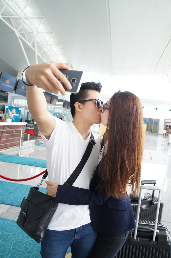 Vợ chồng Hoa hậu Dương Thuỳ Linh hôn nhau ở sân bay