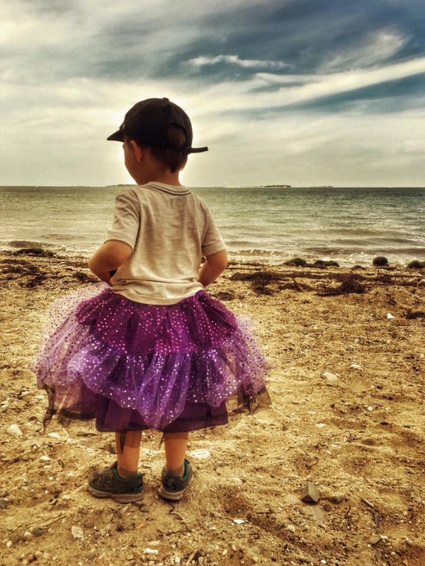 Con trai 3 tuổi thích mặc váy và chia sẻ chạm tới hàng triệu trái tim của  một người mẹ