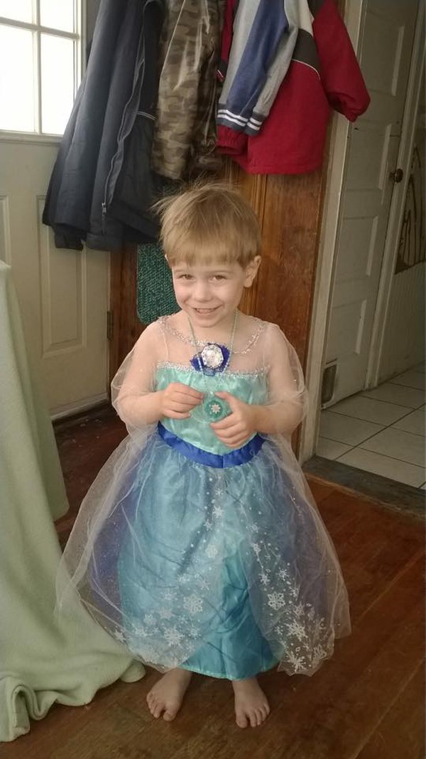 Bà mẹ gây 'bão' mạng khi chia sẻ ảnh con trai mặc váy dự dạ hội