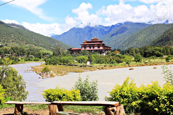 Hinh14_Xoay kinh luan o Rinpung Dzong o Paro