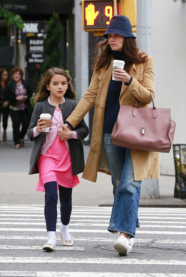 Suri Cruise "quên" việc bố thờ ơ để sống hạnh phúc bên mẹ