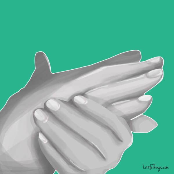 đặt vi&ecirc;n đ&aacute; lạnh l&ecirc;n cổ