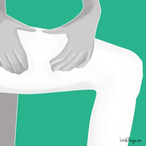 đặt vi&ecirc;n đ&aacute; lạnh l&ecirc;n cổ