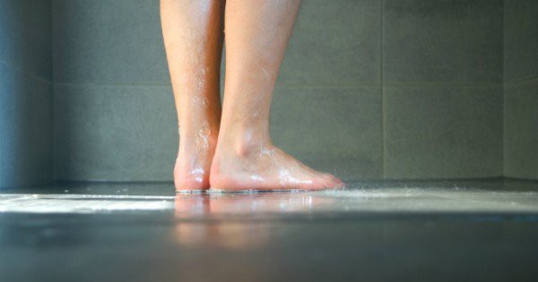lợi ích của việc đi tiểu khi tắm