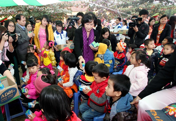 Quỹ sữa Vươn cao Việt Nam 2013 đến với trẻ em tỉnh Phú Thọ 5 Quỹ sữa Vươn cao Việt Nam 2013 đến với trẻ em tỉnh Phú Thọ 5