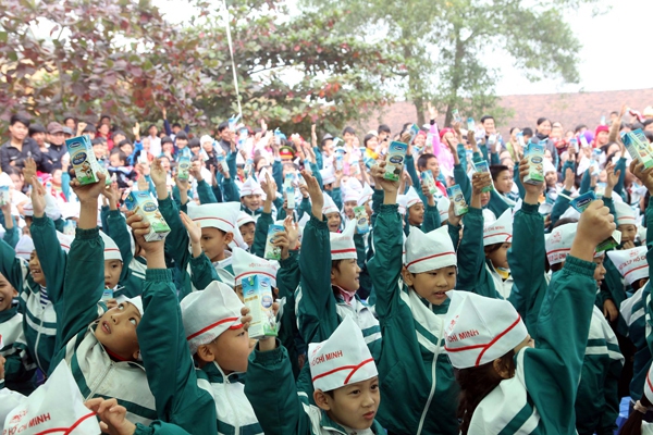 Quỹ sữa Vươn cao Việt Nam 2013 đến với trẻ em tỉnh Phú Thọ 6 Quỹ sữa Vươn cao Việt Nam 2013 đến với trẻ em tỉnh Phú Thọ 6