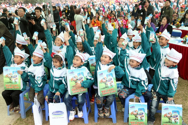 Quỹ sữa Vươn cao Việt Nam 2013 đến với trẻ em tỉnh Phú Thọ 7 Quỹ sữa Vươn cao Việt Nam 2013 đến với trẻ em tỉnh Phú Thọ 7