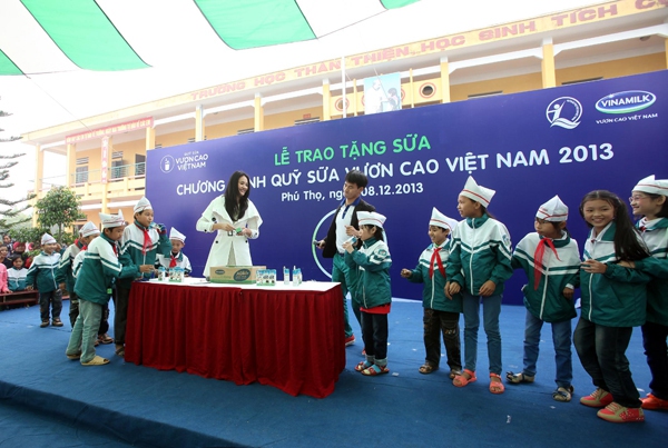 Quỹ sữa Vươn cao Việt Nam 2013 đến với trẻ em tỉnh Phú Thọ 8 Quỹ sữa Vươn cao Việt Nam 2013 đến với trẻ em tỉnh Phú Thọ 8