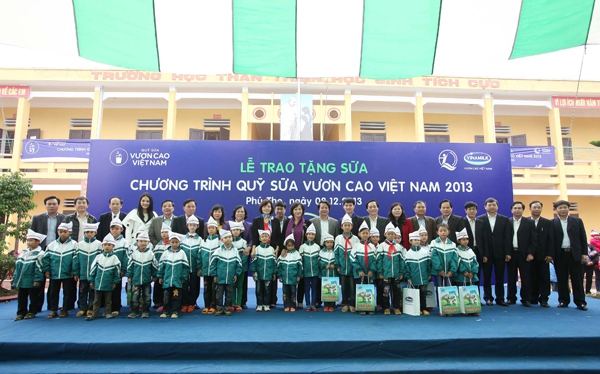 Quỹ sữa Vươn cao Việt Nam 2013 đến với trẻ em tỉnh Phú Thọ 9 Quỹ sữa Vươn cao Việt Nam 2013 đến với trẻ em tỉnh Phú Thọ 9
