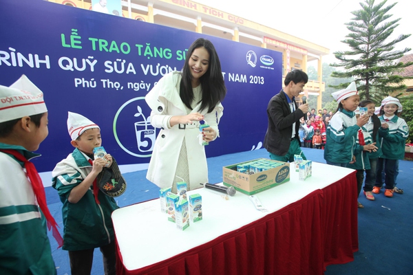 Quỹ sữa Vươn cao Việt Nam 2013 đến với trẻ em tỉnh Phú Thọ 10 Quỹ sữa Vươn cao Việt Nam 2013 đến với trẻ em tỉnh Phú Thọ 10