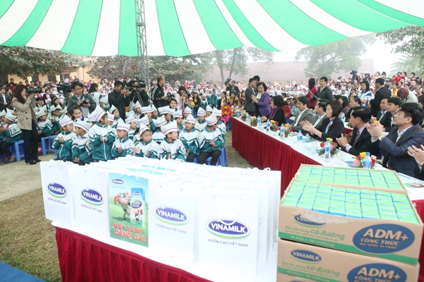 Quỹ sữa Vươn cao Việt Nam 2013 đến với trẻ em tỉnh Phú Thọ 4 Quỹ sữa Vươn cao Việt Nam 2013 đến với trẻ em tỉnh Phú Thọ 4