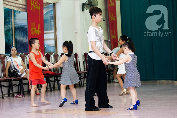 Kiện tướng Nhã Khanh chia sẻ bí quyết học dancesport cho bé 7