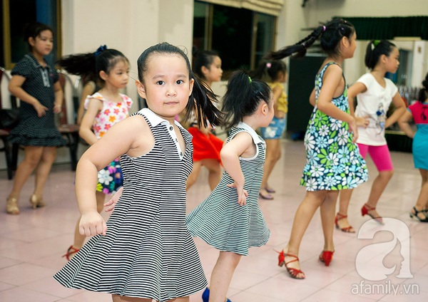 Kiện tướng Nhã Khanh chia sẻ bí quyết học dancesport cho bé 2