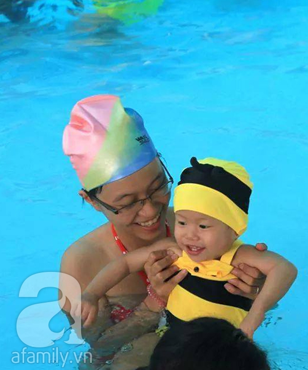 Gặp bà mẹ Việt cho con học bơi từ 16 tháng tuổi 1