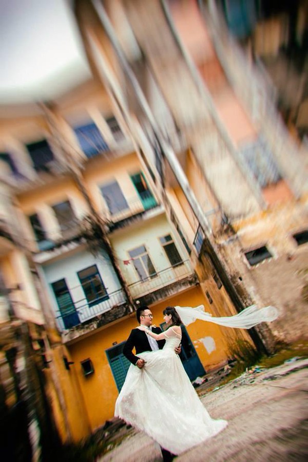 Cặp đôi “yêu nhau vì xấu” và bộ ảnh cưới chụp… ké trong 3 tháng 8