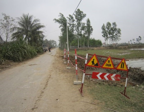 Mải xem thi công đường, bé gái bị xe tải cán chết 1