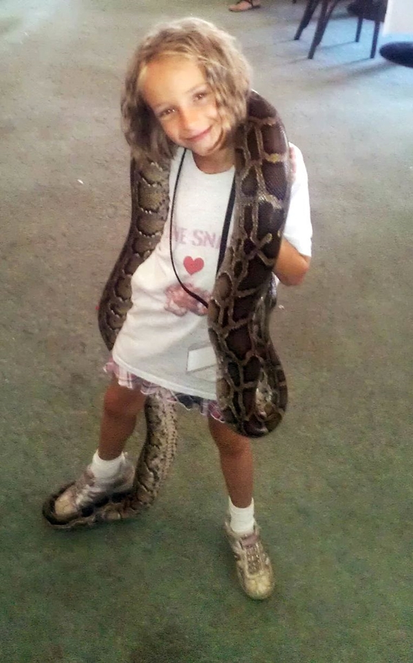 Cô bé sống chung với rắn 3
