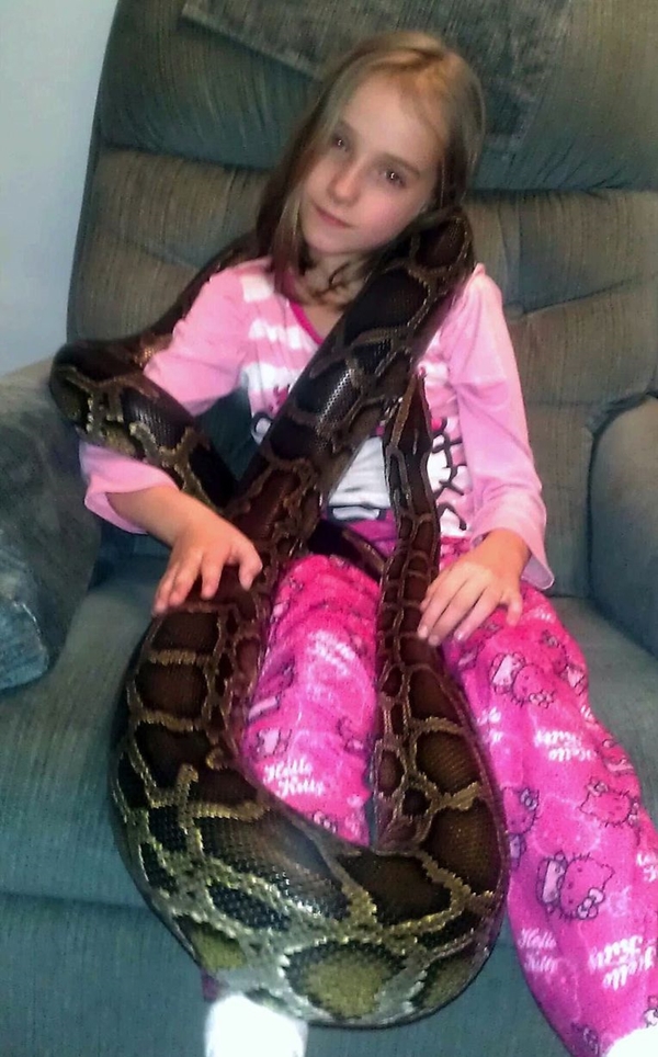 Cô bé sống chung với rắn 4