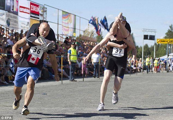 Ngộ nghĩnh cuộc thi cõng vợ chạy đua ở Phần Lan 1
