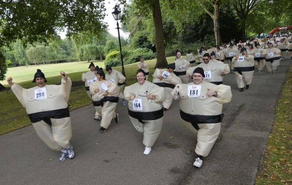 Mặc trang phục sumo chạy bộ để quyên tiền từ thiện 1