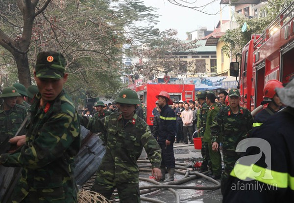 Hà Nội: Cháy kho hàng Tết trên đường Hồng Hà phát hiện nhiều pháo hoa lậu 12