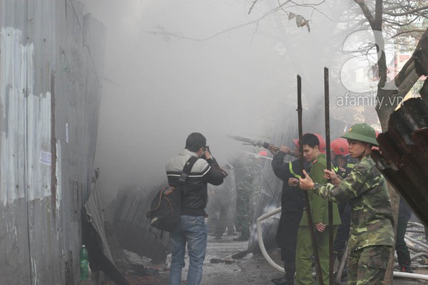 Hà Nội: Cháy kho hàng Tết trên đường Hồng Hà phát hiện nhiều pháo hoa lậu 16