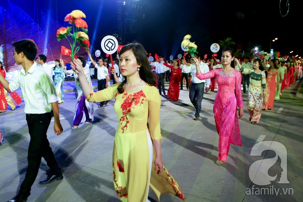 Ngắm những cô gái xinh đẹp tại Carnaval Hạ Long 2013 8