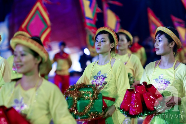 Ngắm những cô gái xinh đẹp tại Carnaval Hạ Long 2013 13