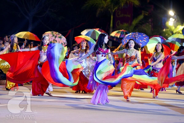 Ngắm những cô gái xinh đẹp tại Carnaval Hạ Long 2013 16