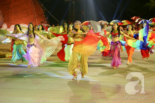 Ngắm những cô gái xinh đẹp tại Carnaval Hạ Long 2013 17