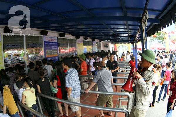 Nghỉ lễ 30/4 v&agrave; 1/5: C&aacute;c gia đ&igrave;nh &ugrave;n &ugrave;n k&eacute;o đến c&ocirc;ng vi&ecirc;n 29