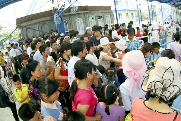 Nghỉ lễ 30/4 v&agrave; 1/5: C&aacute;c gia đ&igrave;nh &ugrave;n &ugrave;n k&eacute;o đến c&ocirc;ng vi&ecirc;n 30