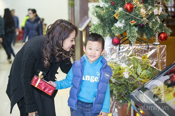 Giáng Sinh ngập tràn yêu thương của Thanh Vân Hugo và con trai 11