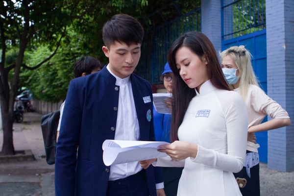 4 năm 2 ch&agrave;ng một t&igrave;nh y&ecirc;u