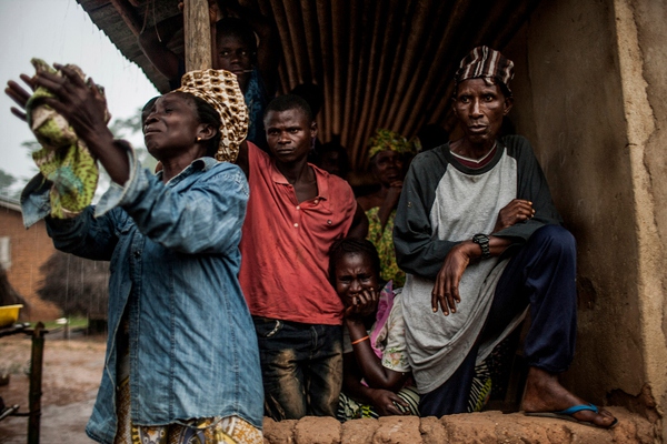Những câu chuyện xúc động ở tâm dịch Ebola qua lời kể của các nhiếp ảnh gia  1