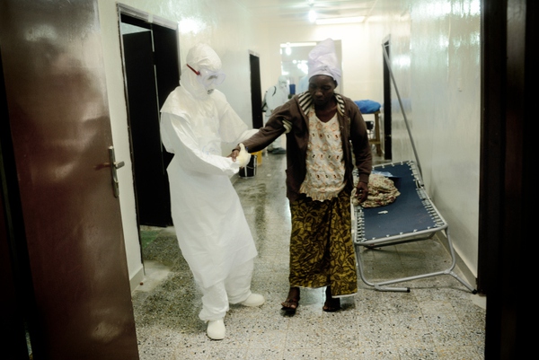 Những câu chuyện xúc động ở tâm dịch Ebola qua lời kể của các nhiếp ảnh gia  4