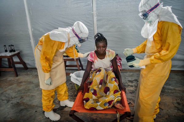Những câu chuyện xúc động ở tâm dịch Ebola qua lời kể của các nhiếp ảnh gia  8