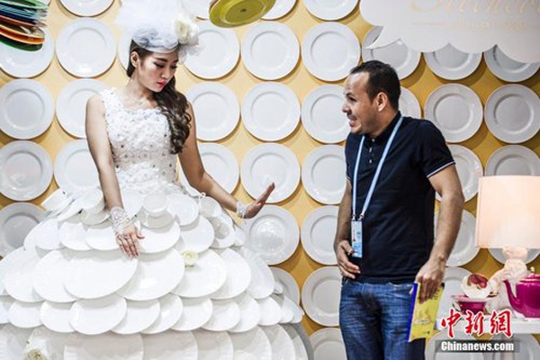 Váy cưới làm từ hàng trăm chiếc đĩa sứ 1
