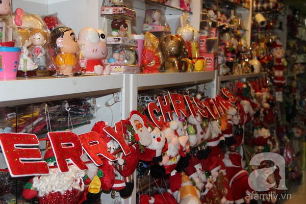 Đầu tháng 12, cửa hàng trang trí, quà tặng Noel đã hoạt động hết công suất 3