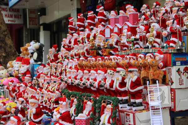 Đầu tháng 12, cửa hàng trang trí, quà tặng Noel đã hoạt động hết công suất 4