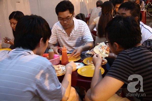 Phố bán “pizza kiểu Việt” thu nhập tiền triệu mỗi đêm ở Sài Gòn 8