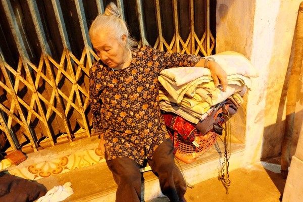Bà lão gần 40 năm ăn, ngủ vỉa hè Hà Nội và mơ ước chết có người chôn 11