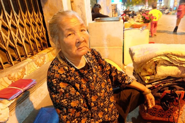 Bà lão gần 40 năm ăn, ngủ vỉa hè Hà Nội và mơ ước chết có người chôn 12