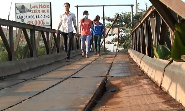 TP.HCM: &ldquo;N&iacute;n thở&rdquo; qua cầu sắt&hellip; chờ sập 2