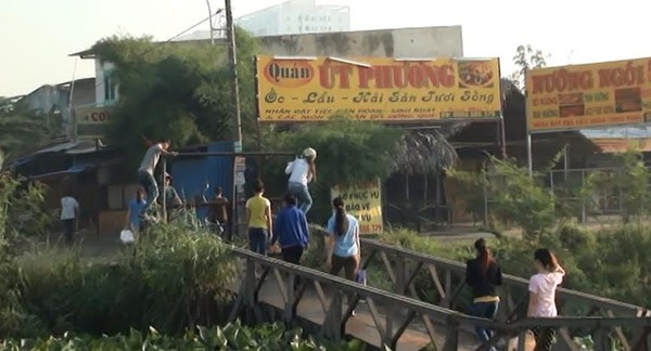 TP.HCM: &ldquo;N&iacute;n thở&rdquo; qua cầu sắt&hellip; chờ sập 3