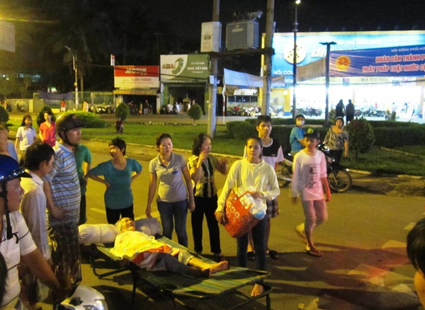 Ch&aacute;y lớn ở cửa h&agrave;ng phụ t&ugrave;ng xe m&aacute;y, cả khu phố mất điện 6