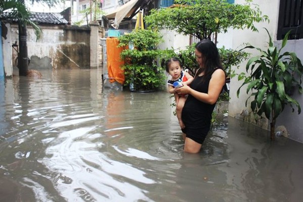 Mưa cuối mùa, dân Sài Gòn vẫn lội nước trên đầu gối 1