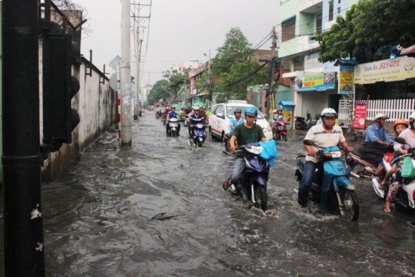 Mưa cuối mùa, dân Sài Gòn vẫn lội nước trên đầu gối 3