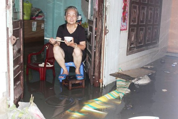 Mưa cuối mùa, dân Sài Gòn vẫn lội nước trên đầu gối 4